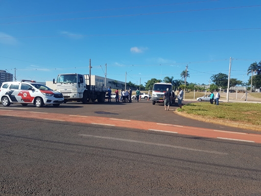 Motociclista morre em acidente com caminhão